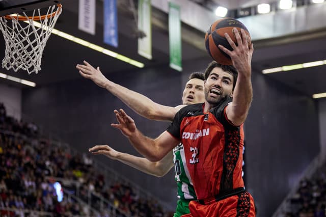 Luke Maye cae lesionado
