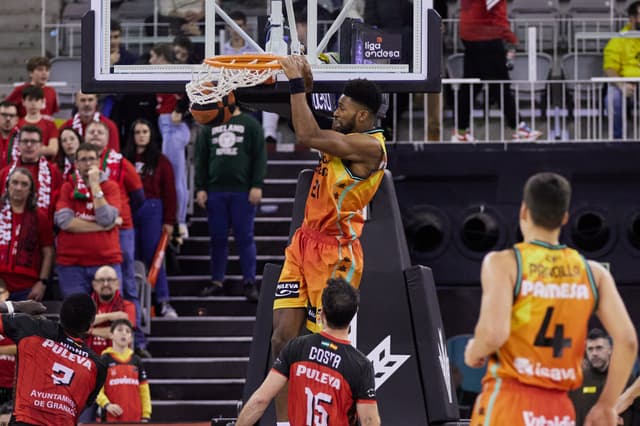 Kyle Alexander, un mes de baja