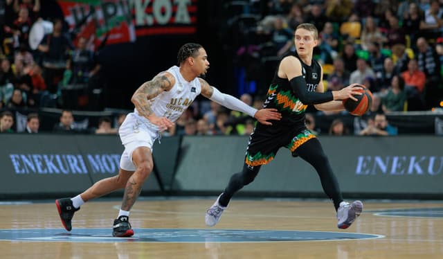 Hakanson, tope de asistencias MIB