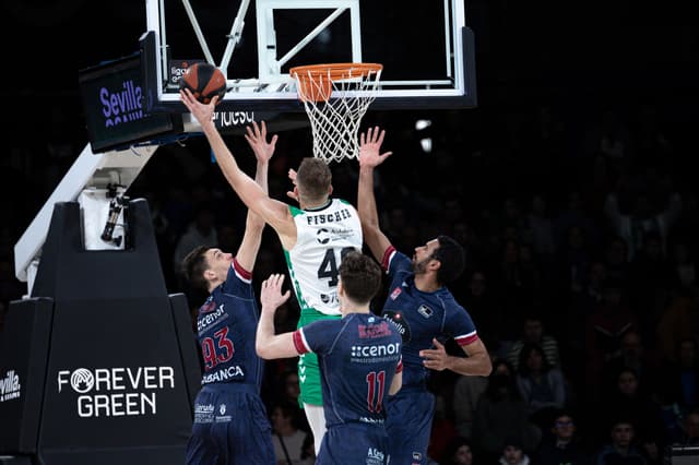 Luke Fischer, lesionado