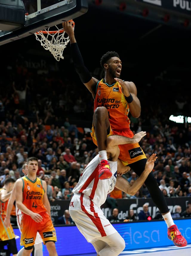 Kyle Alexander finaliza contrato