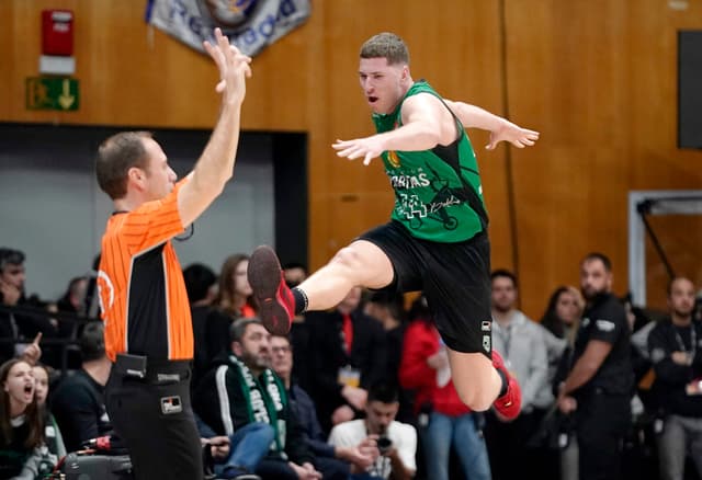 Parra, exhibición salvaje