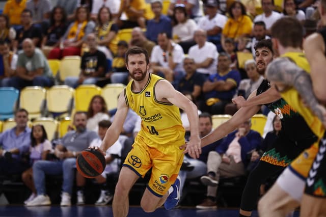 John Shurna amplía su contrato