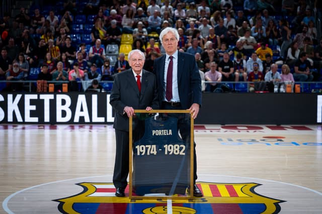 El Barça homenajea a Portela
