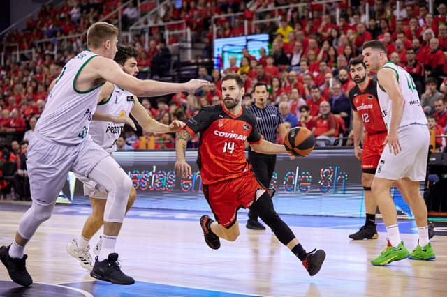 Christian Díaz sigue en Granada