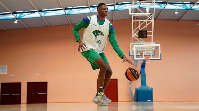 Nzosa, cedido al Movistar Estu