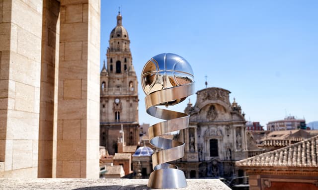 El trofeo, de visita por Murcia