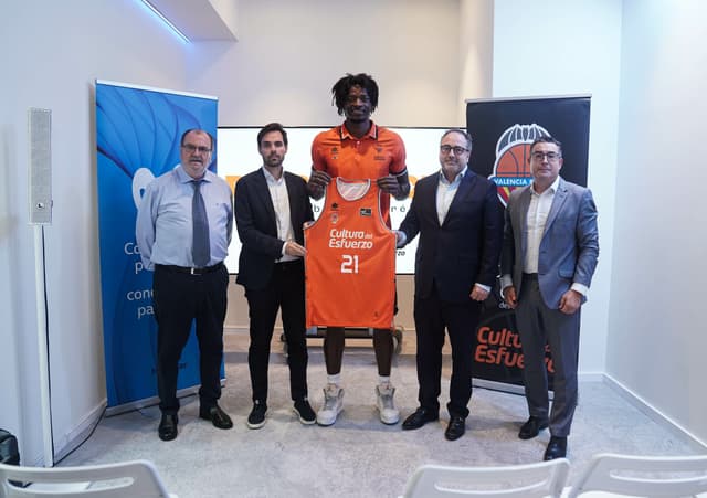 Touré, presentado como taronja