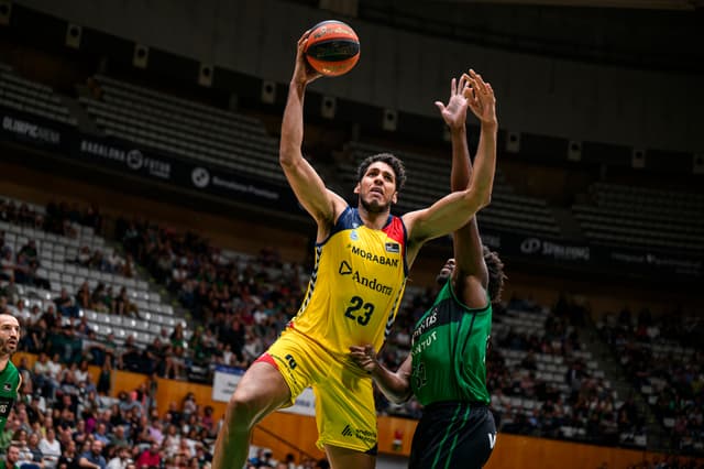 Dos Anjos bate récords personales