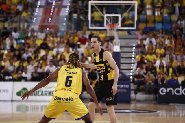 Huertas, doble-doble más veterano