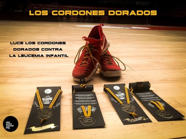 Los árbitros, con cordones dorados