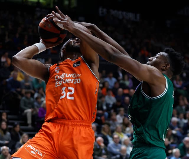 Davies sufre un esguince de rodilla