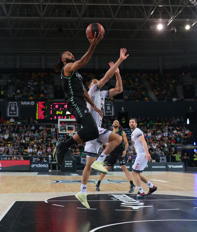 Adam Smith y Hornsby, bajas