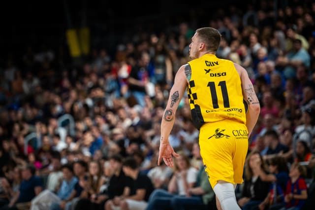 La explosión de Guy: ¡34 puntos!