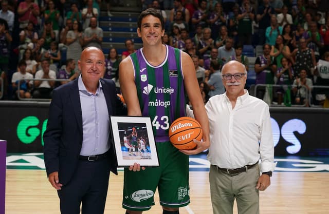 Emotivo homenaje a Carlos Suárez