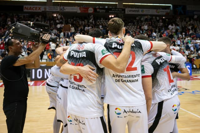 B. Girona 52 - Coviran Granada 82