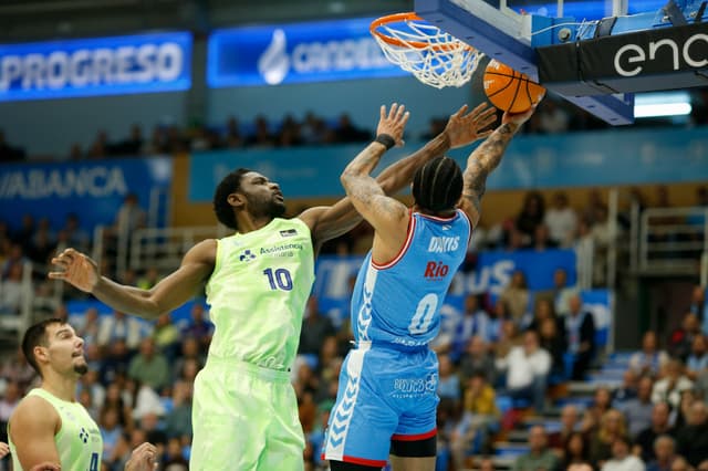 Jordan Davis sale del Río Breogán