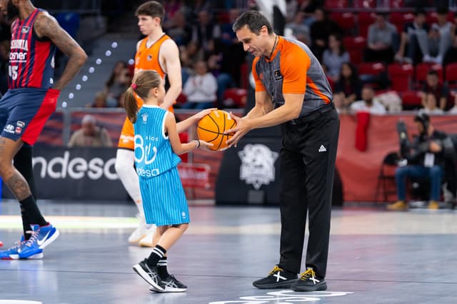 Los árbitros, con cordones dorados