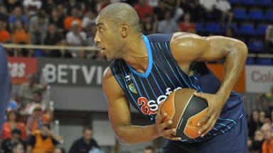 Jayson Granger controla el balón