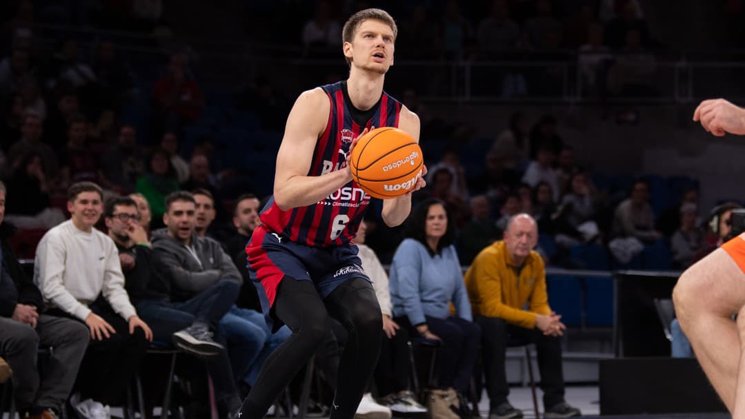 Pavel Savkov se dispone a tirar un triple