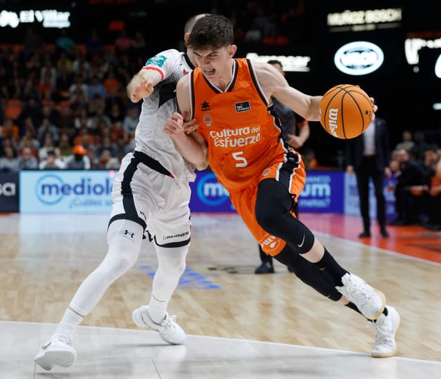 67 puntos al descanso de récord