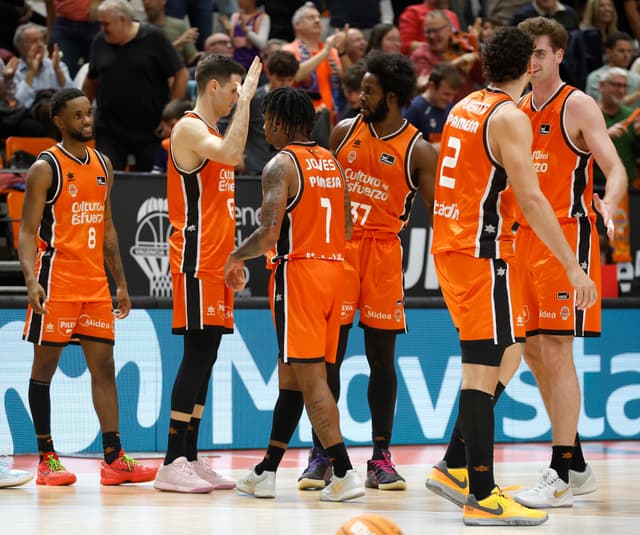 Valencia Basket: 9 x 100