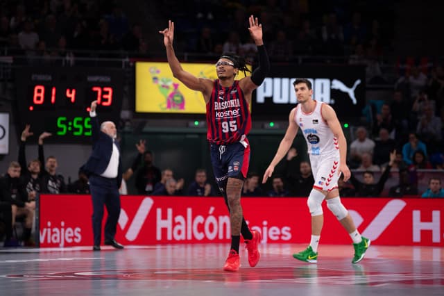 Moneke bate su tope de puntos