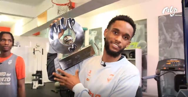 Jean Montero recibe su trofeo