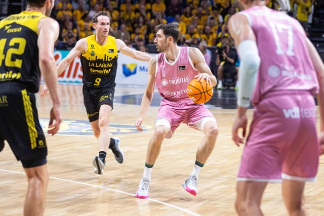 Vives, podio asistente de la Penya