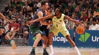 Kevin Punter busca a un compañero ante la defensa de Tyler Kalinoski
