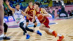 Mario Saint-Supery ataca ante la defensa italiana
