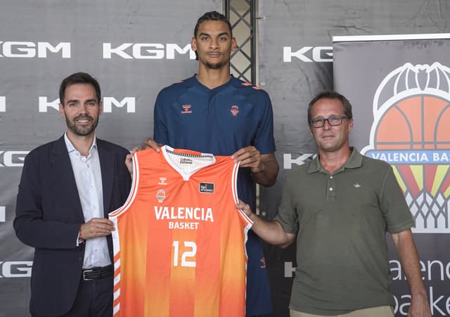 Neal Sako, presentado