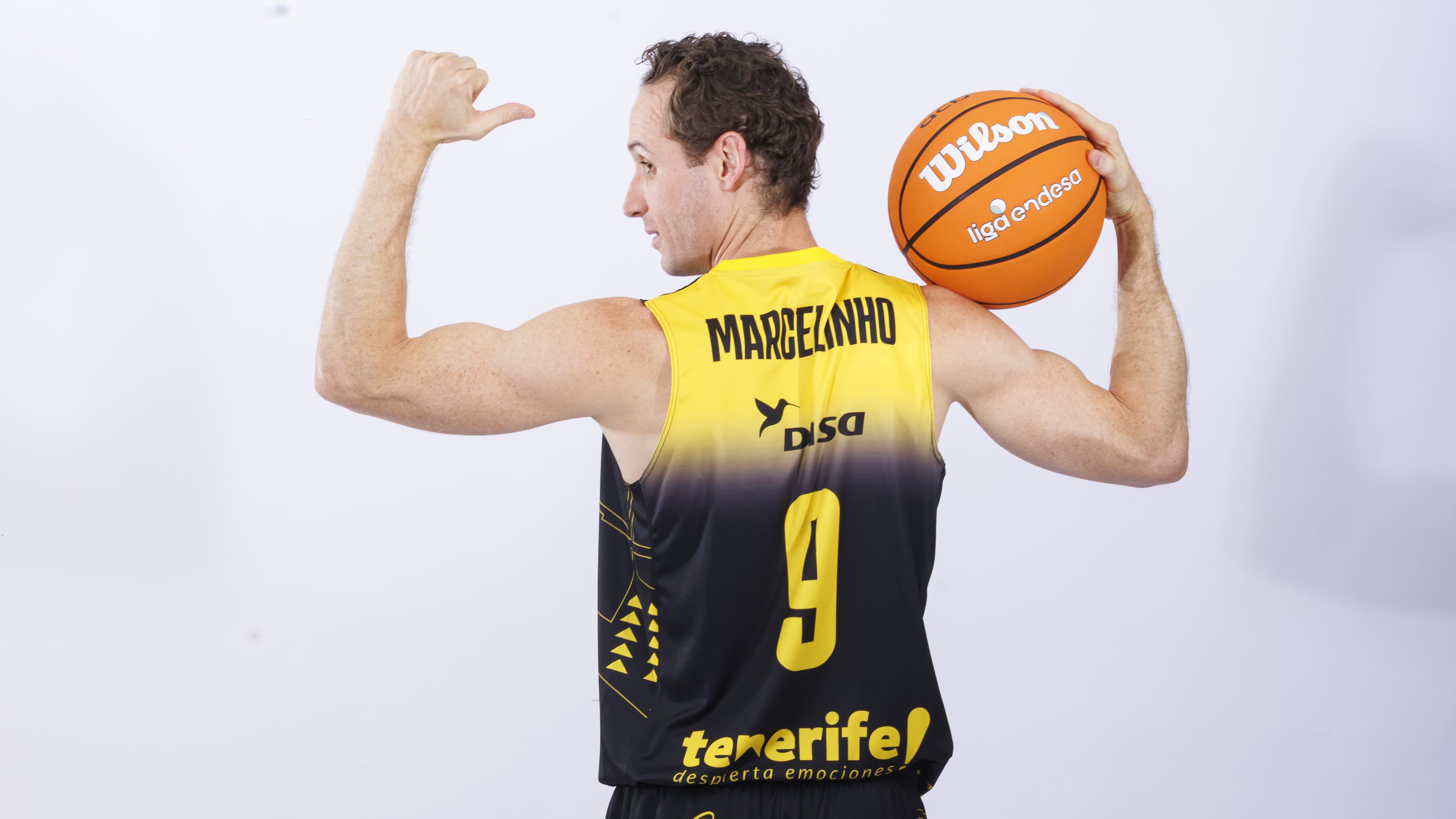 Huertas, con su trofeo