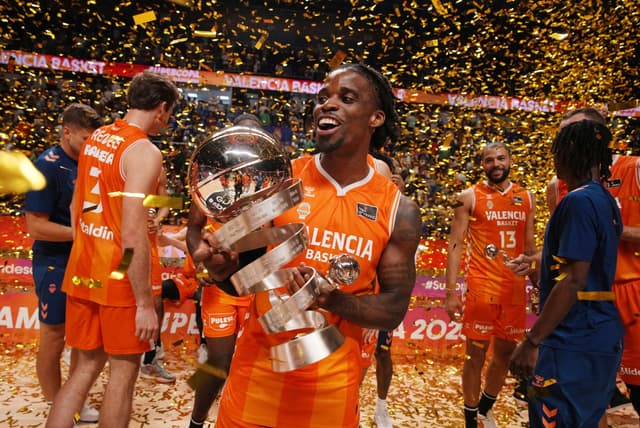 Iroegbu termina etapa en Valencia