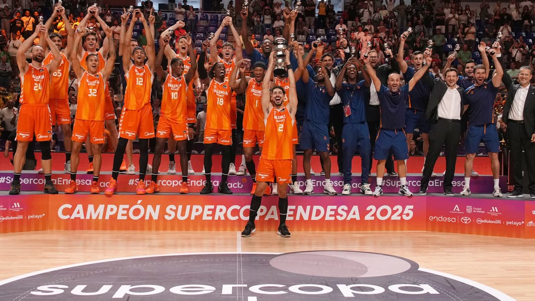 El equipo de Valencia Basket levanta el trofeo de campeón