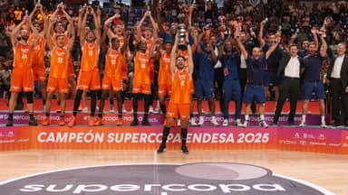 El equipo de Valencia Basket levanta el trofeo de campeón