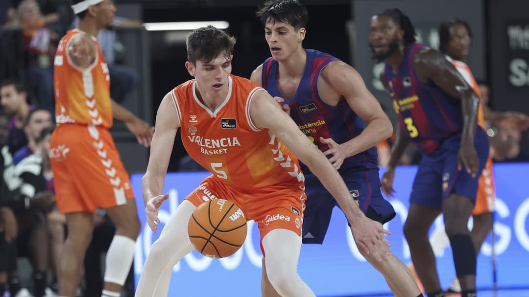 Sergio de Larrea protege el balón ante Juani Marcos