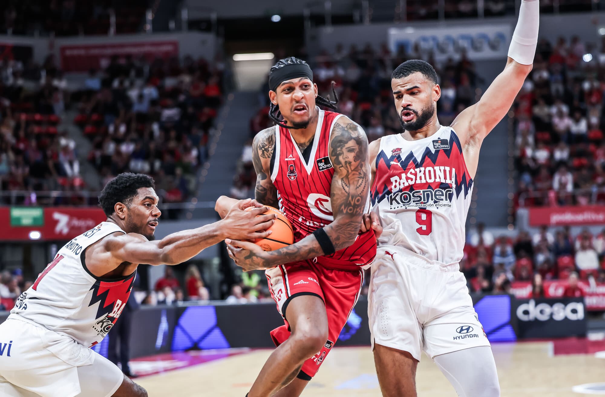 Devin Robinson y Luwawu-Cabarrot, jugadores de Kosner Baskonia y Casademont Zaragoza