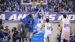 Lance de juego en el partido entre Recoletas Salud San Pablo Burgos y Morabanc Andorra