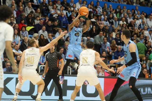 Russell: 12 asistencias con el Breo