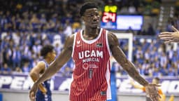 Devontae Cacok saluda a sus compañeros