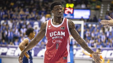 Devontae Cacok saluda a sus compañeros