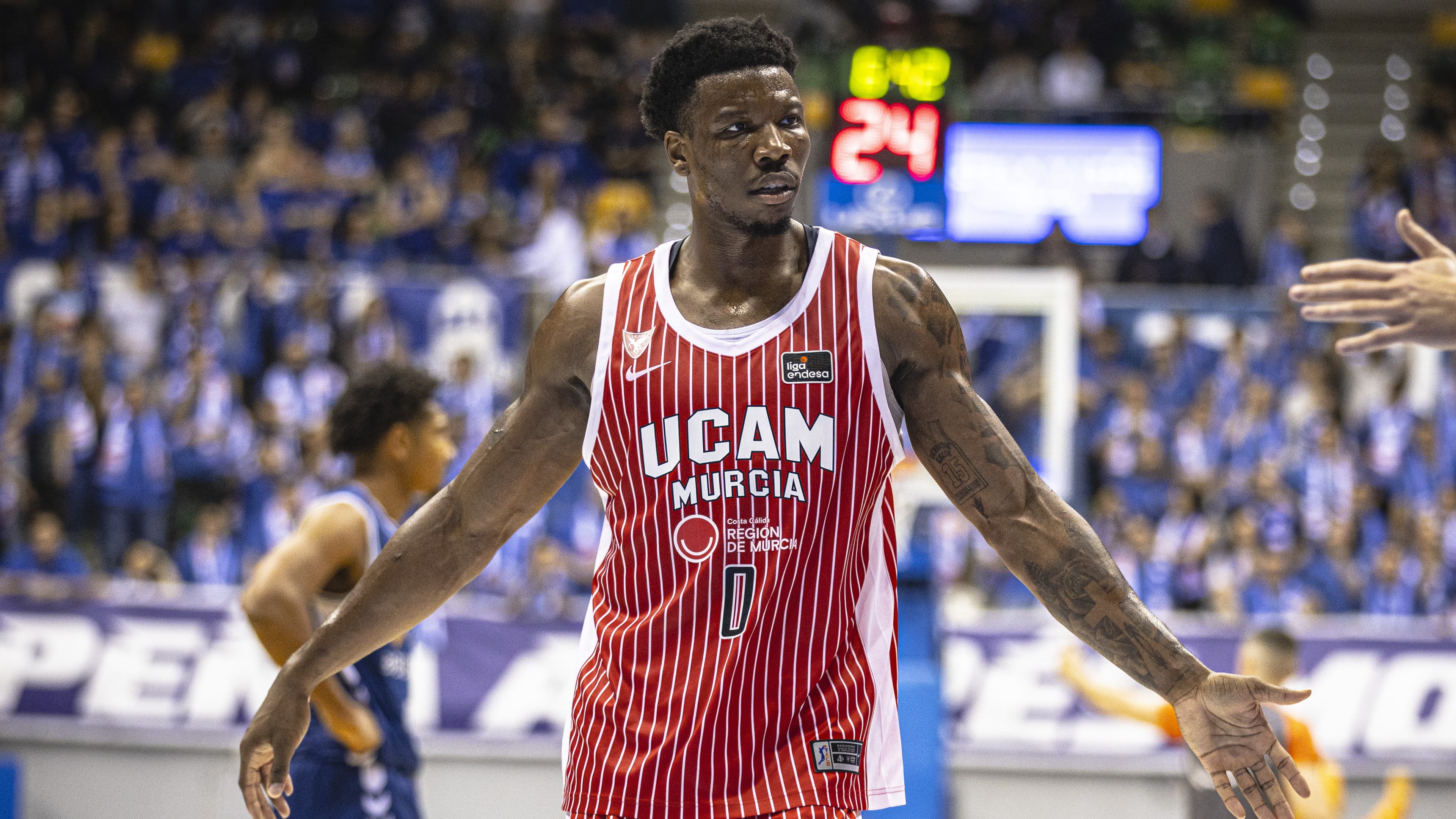 Devontae Cacok saluda a sus compañeros