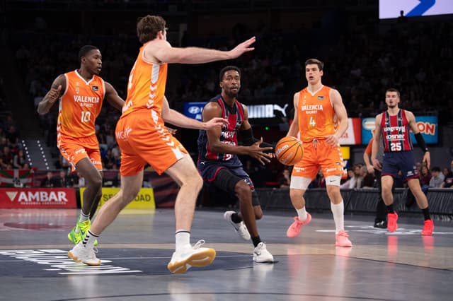 Simmons, hasta final de temporada