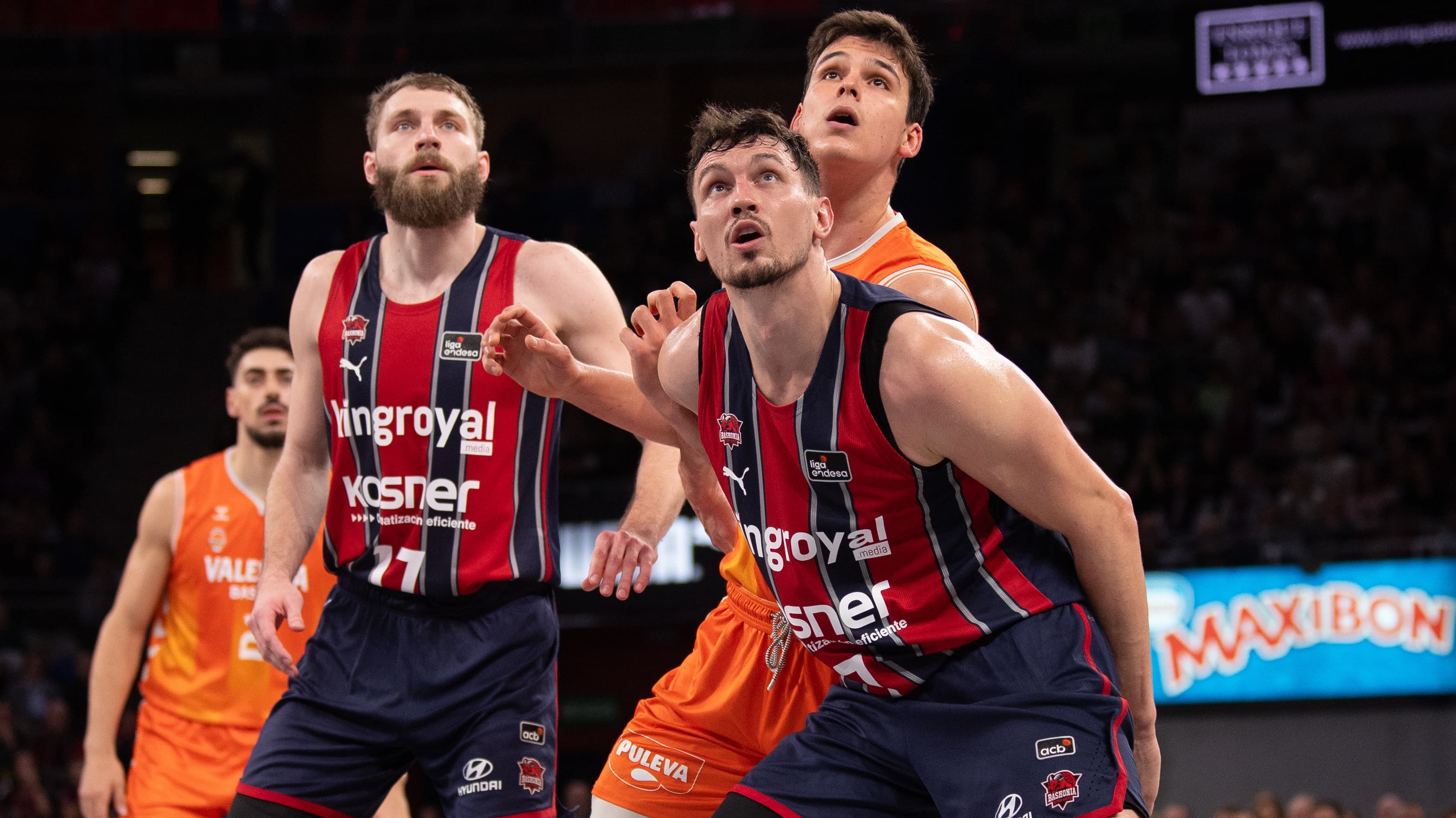 Kurucs y Pradilla pugnan para cerrar el rebote