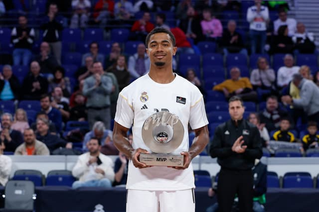 Maledon recibe su trofeo de MVP