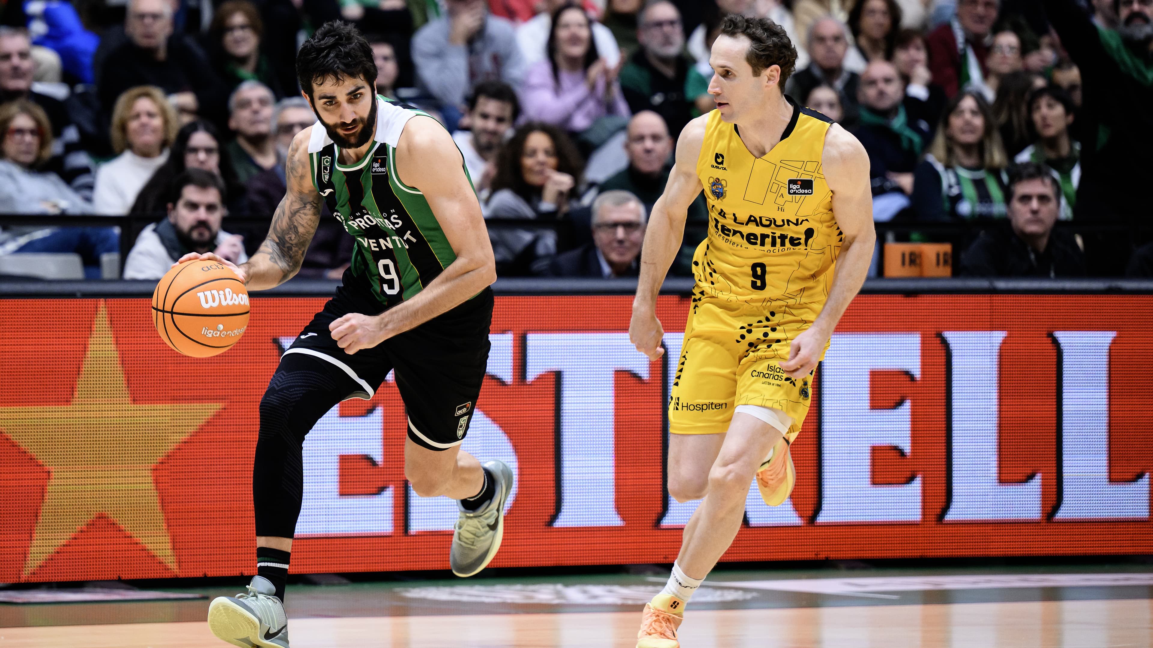 Ricky Rubio, perseguido por Marcelinho Huertas