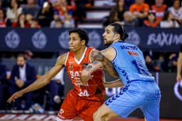 Eli Brooks y Francis Alonso, bregando en el poste