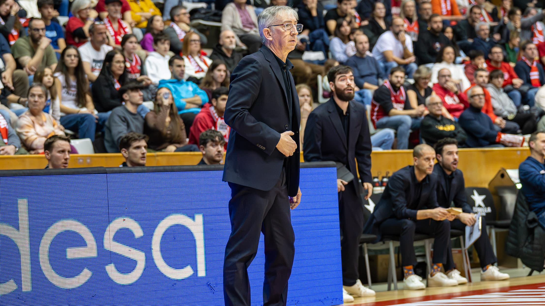 Moncho Fernández dirigiendo desde el banquillo un ataque de Bàsquet Girona