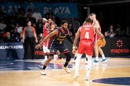 DeWayne Russell ante la defensa de Aaron Best